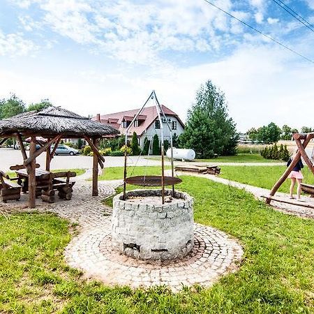 Hôtel Pod Wierzba à Uniejów Extérieur photo