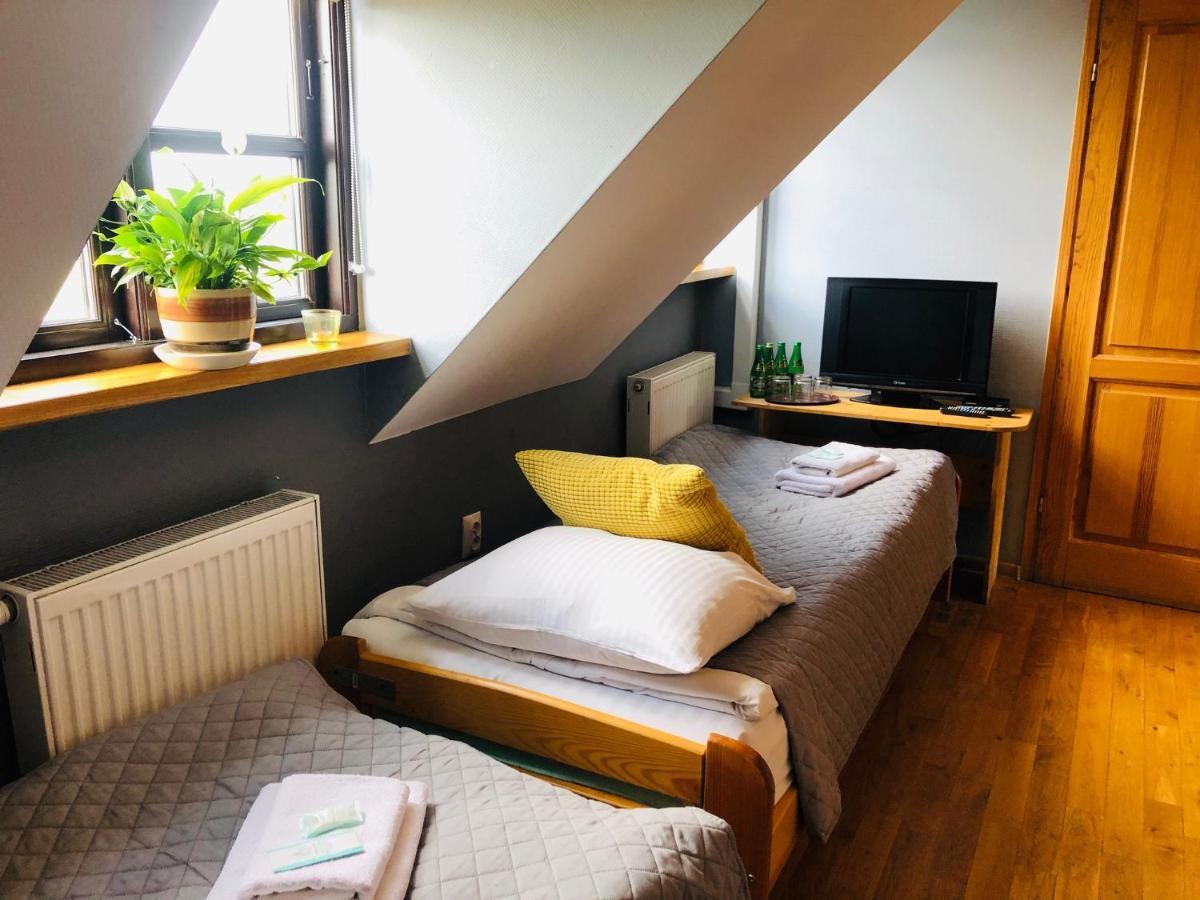 Hôtel Pod Wierzba à Uniejów Extérieur photo